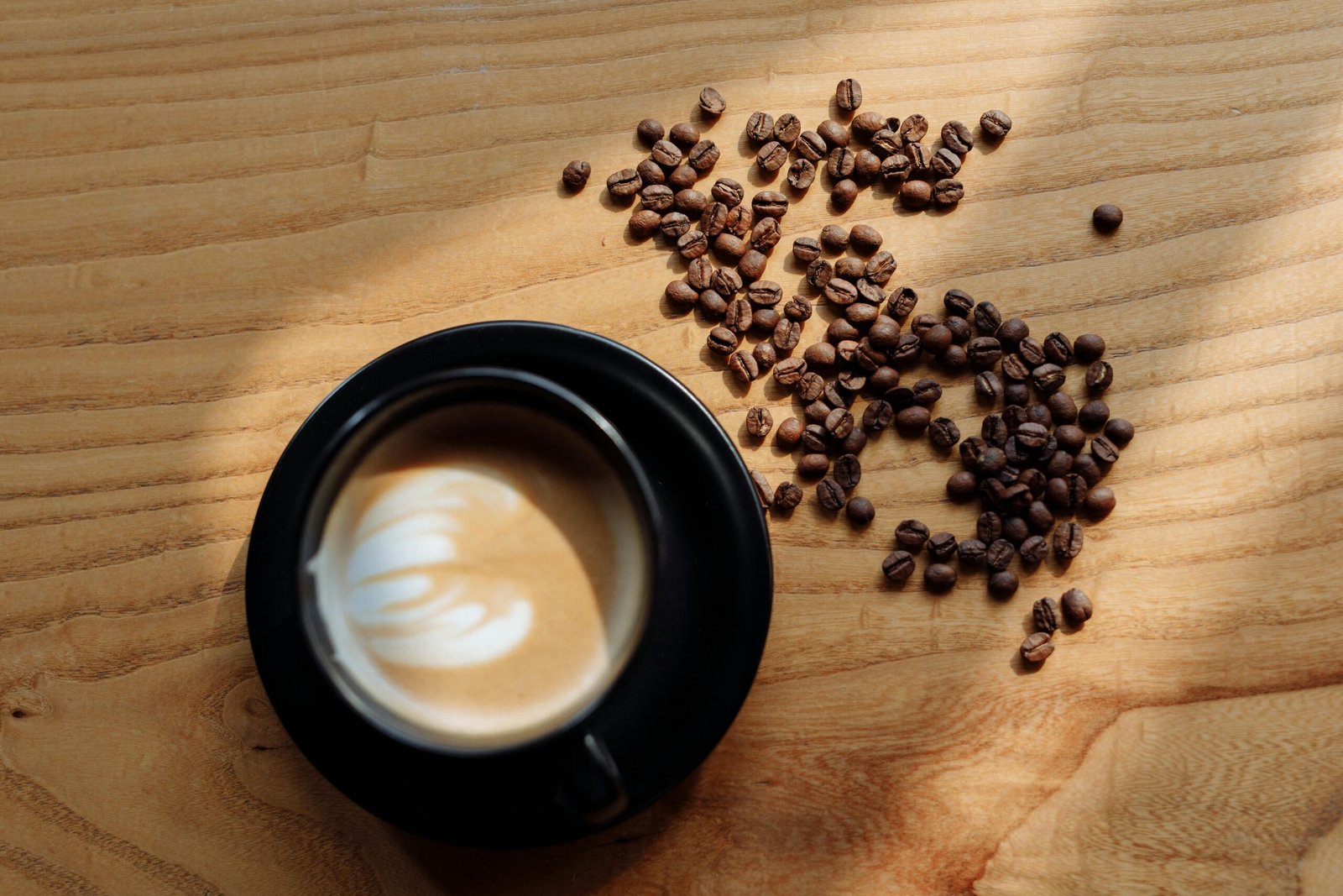 Taza de café con leche y granos de café