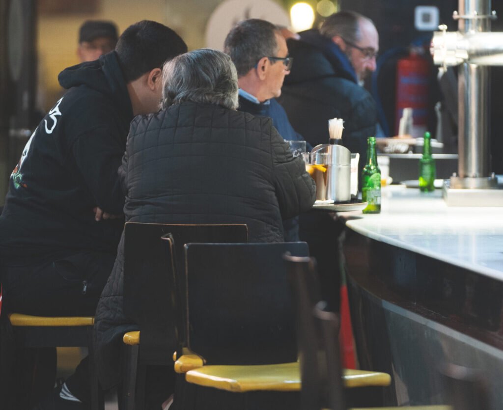 Personas en barra de bar