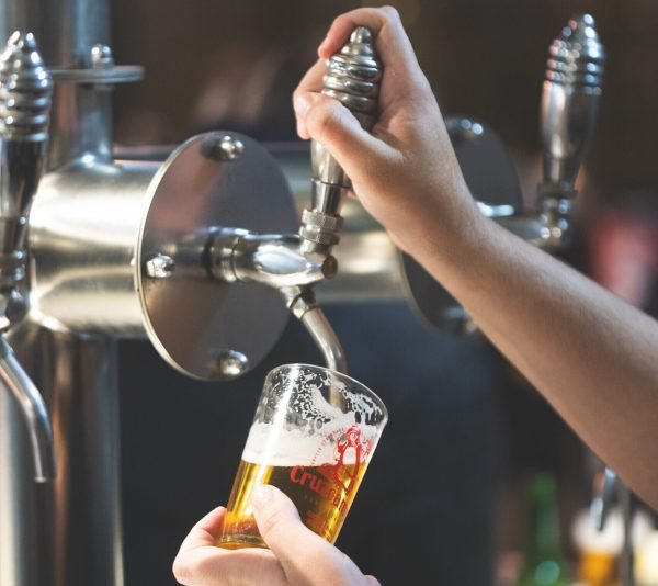 Tirando cerveza en grifo